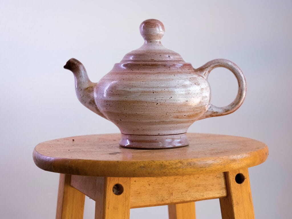 Theiere vintage sur un tabouret