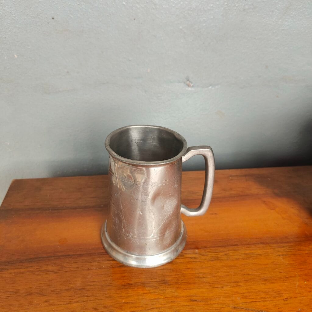 Tankard anglais en étain vintage