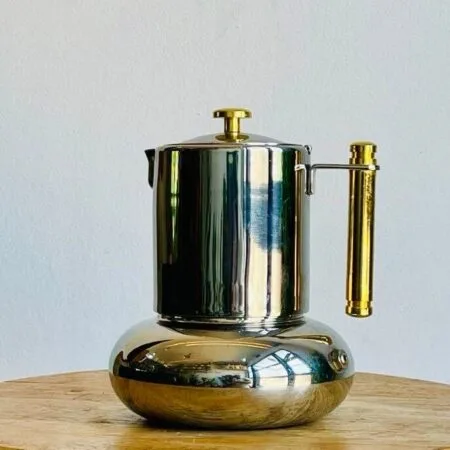Cafetière Italienne Moka Espresso "Principessa" – Lavazza (Vintage) posé sur un tabouret