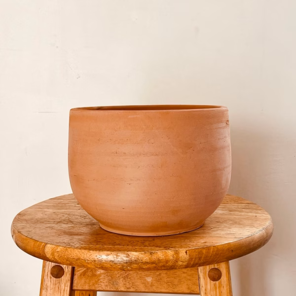 Pot en terre cuite - Made in Togo posé sur un tabouret en bois