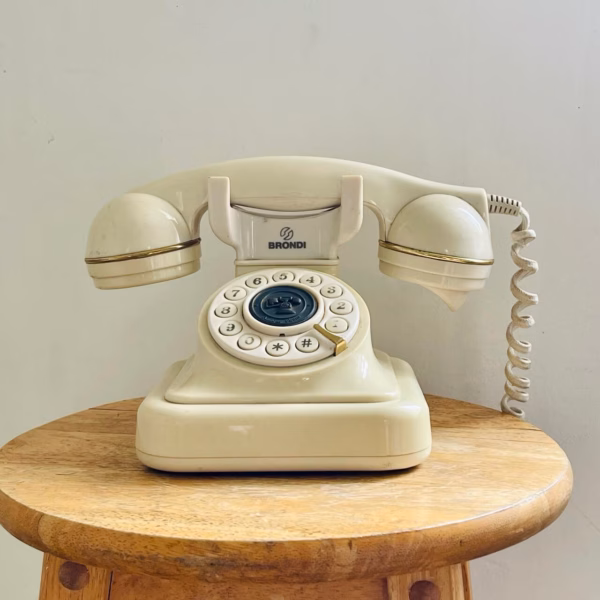 telephone retro Brondi posé sur une table